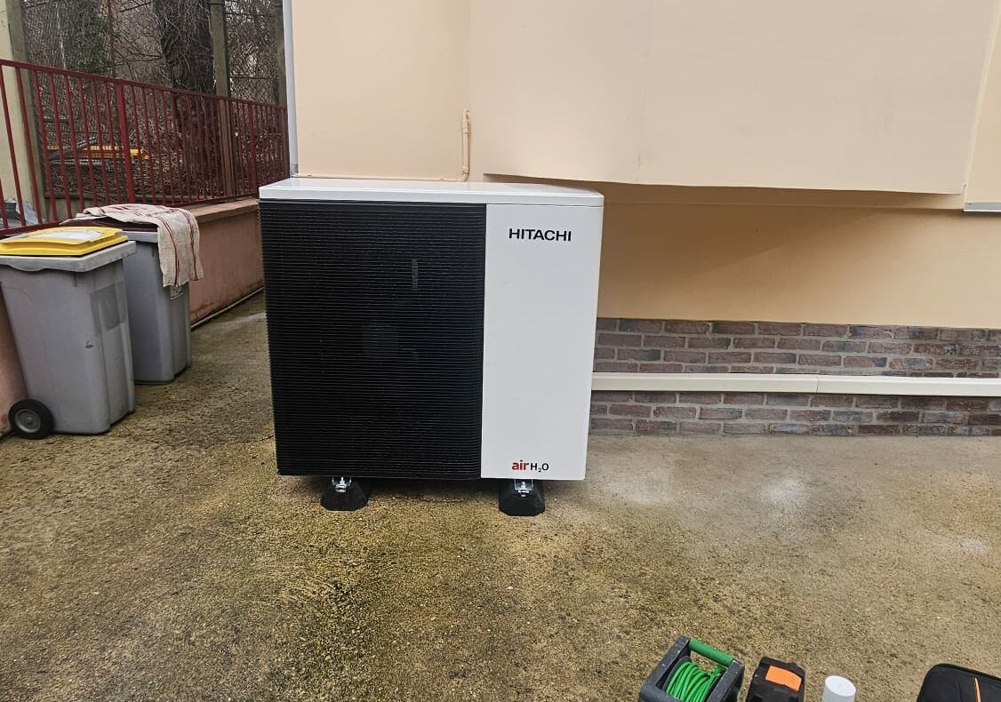 La pompe à chaleur HITACHI YUTAKI est une solution air/eau performante et fiable, idéale pour le chauffage et l’eau chaude sanitaire. Elle garantit des économies d’énergie importantes et un excellent confort thermique toute l’année.