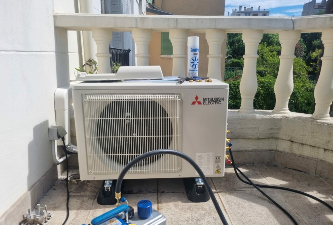 Installation complète d'un système de chauffage écologique Mitsubishi dans le Val-de-Marne.