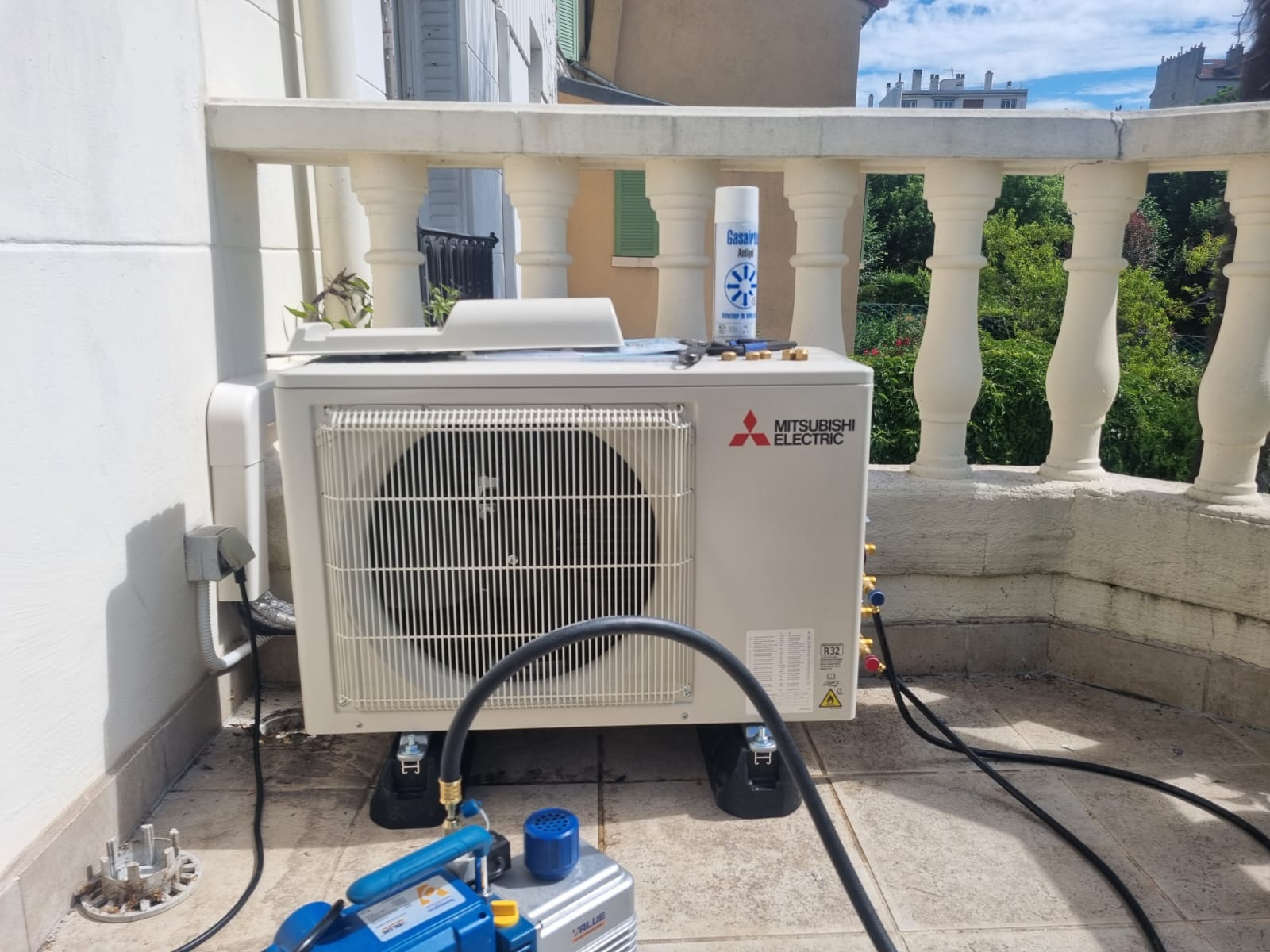 Installation complète d'un système de chauffage écologique Mitsubishi dans le Val-de-Marne.