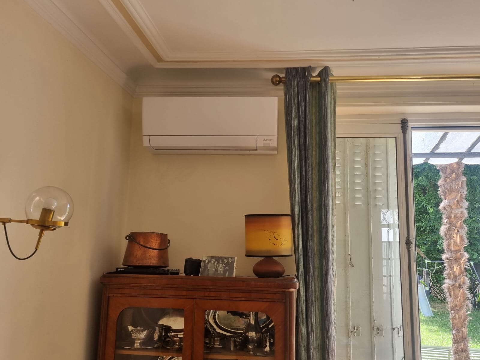 Installation professionnelle d'une pompe à chaleur Mitsubishi pour le chauffage et l'eau chaude sanitaire.