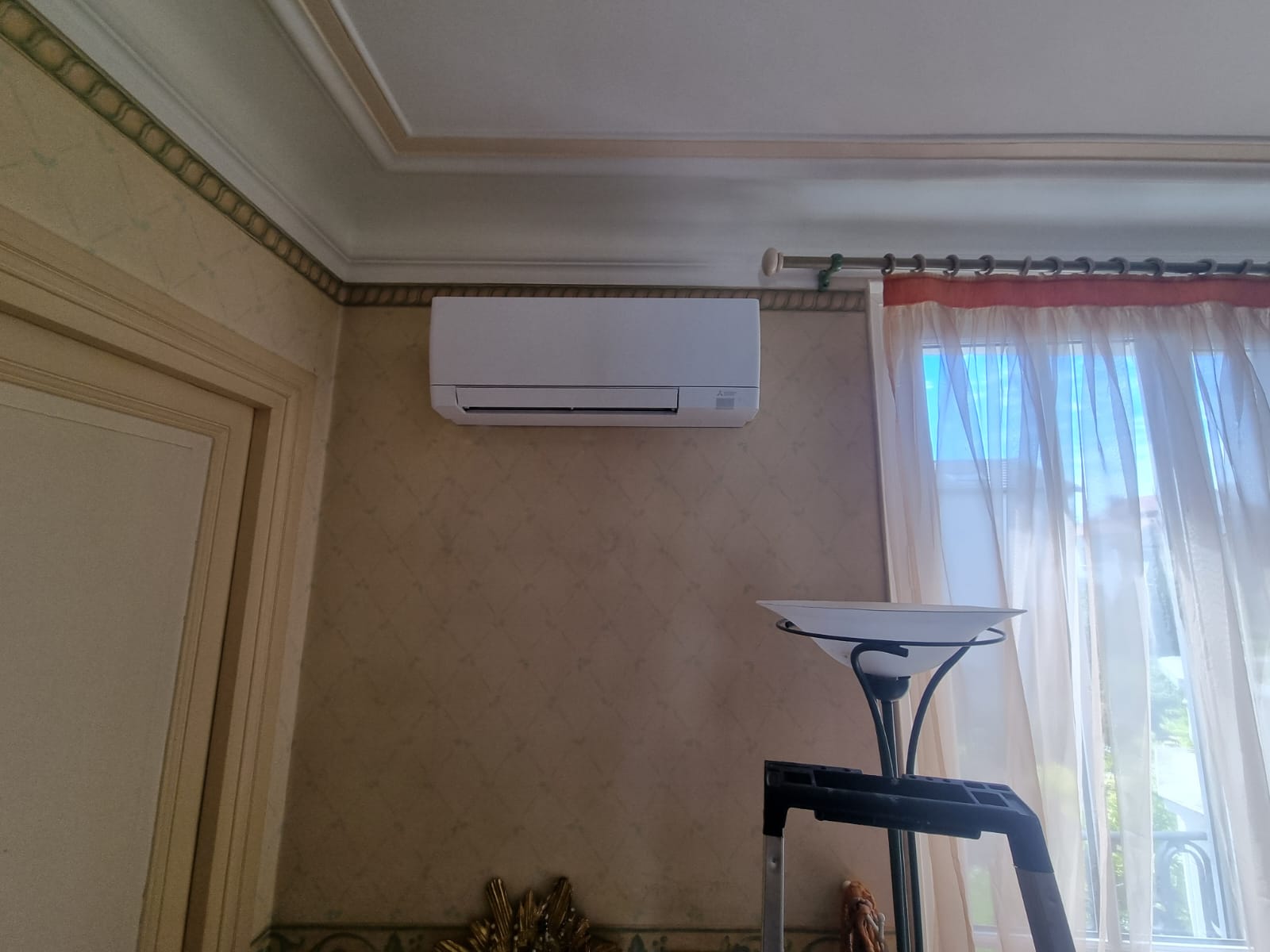 Installation d'une pompe à chaleur Mitsubishi Electric chez Madame Odile V. à Fontenay-sous-Bois dans le Val-de-Marne.